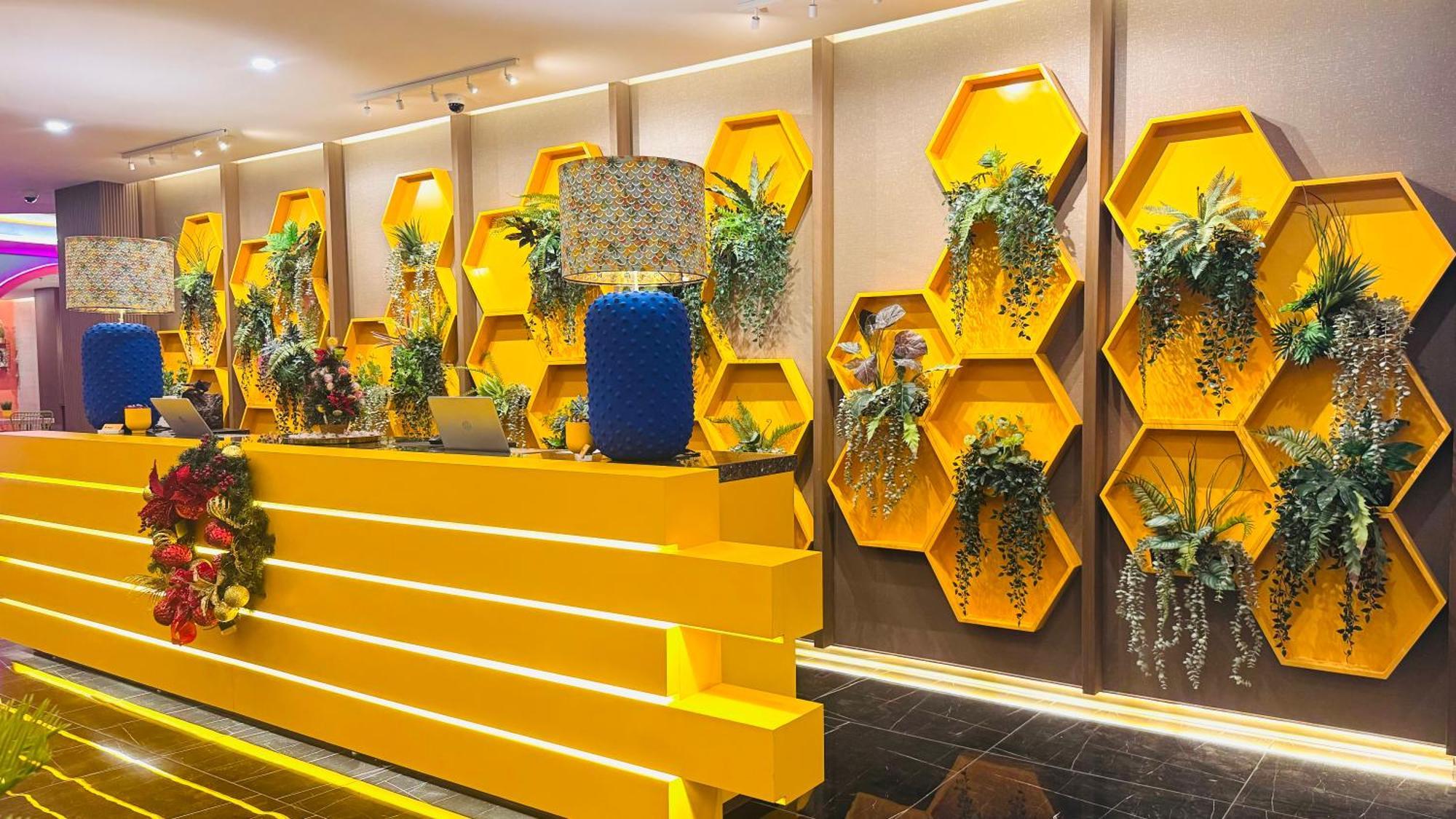 Yellow Bee Resort Cililitan Jacarta Exterior foto