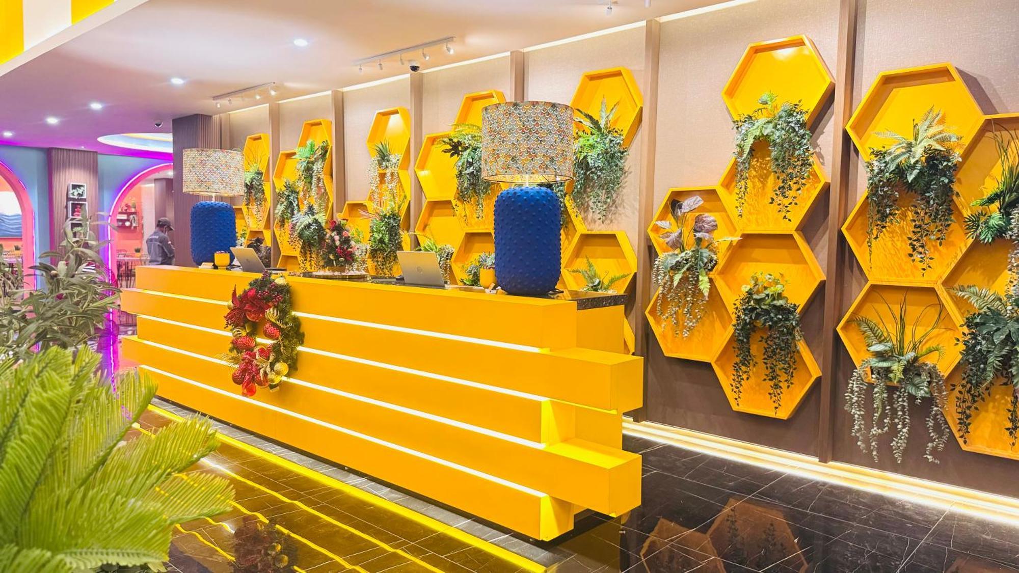 Yellow Bee Resort Cililitan Jacarta Exterior foto
